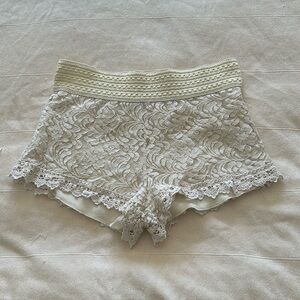 U2B lace shorts size medium cream, coloured